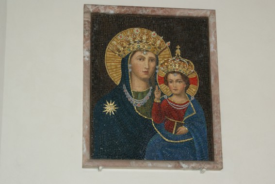 Cappella della Villa Gasbarrini: mosaico in pietra dono di Papa Pio XII