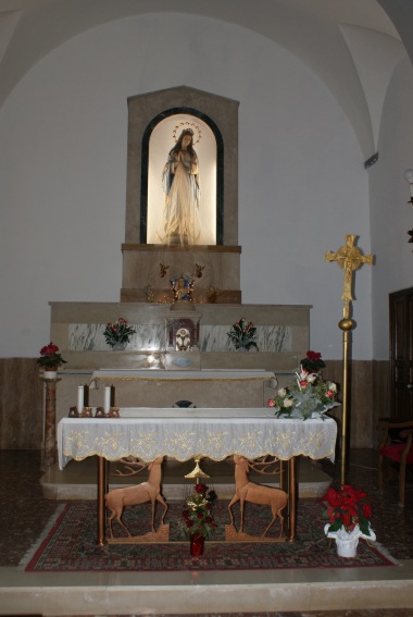Casa Maria Immacolata: l'altare con la statua della Madonna