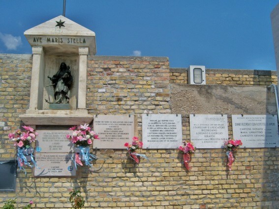 Edicola con la statua della madonna del Porto Salvo all'ingresso del Molo Nord