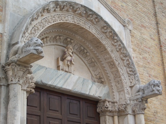 Chiesa di Santa Maria a Mare: il prezioso portale