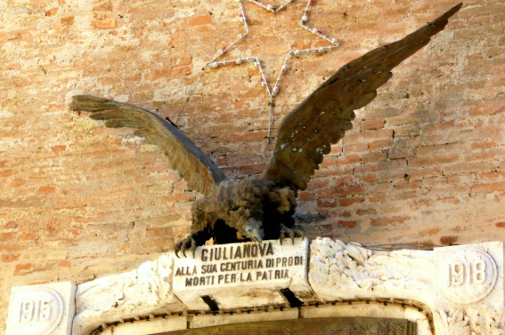 Giulianova: aquila bronzea all'esterno della Chiesa di San Flaviano