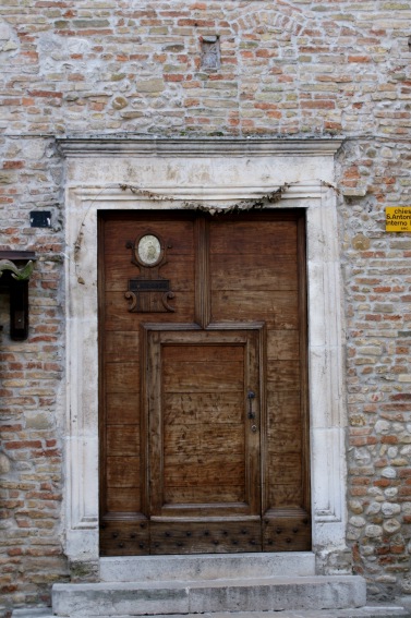 Chiesa di S. Antonio: l'architrave su cui  incisa la data del 1566