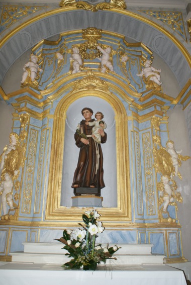 Chiesa di S. Antonio: la statua di S. Antonio da Padova su uno degli altari laterali