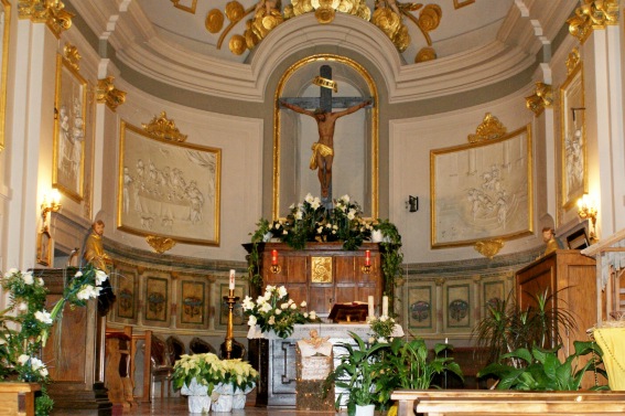 Chiesa di S. Antonio: Altare maggiore dedicato a Gesù Crocefisso