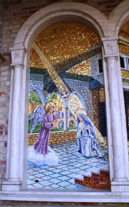 I mosaici del "Portico del Rosario" presso il Santuario della Madonna dello Splendore a Giulianova (Te)