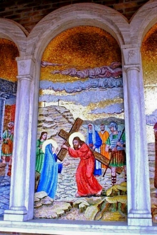 I mosaici del "Portico del Rosario" presso il Santuario della Madonna dello Splendore a Giulianova (Te)