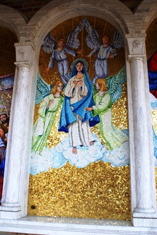 I mosaici del "Portico del Rosario" presso il Santuario della Madonna dello Splendore a Giulianova (Te)