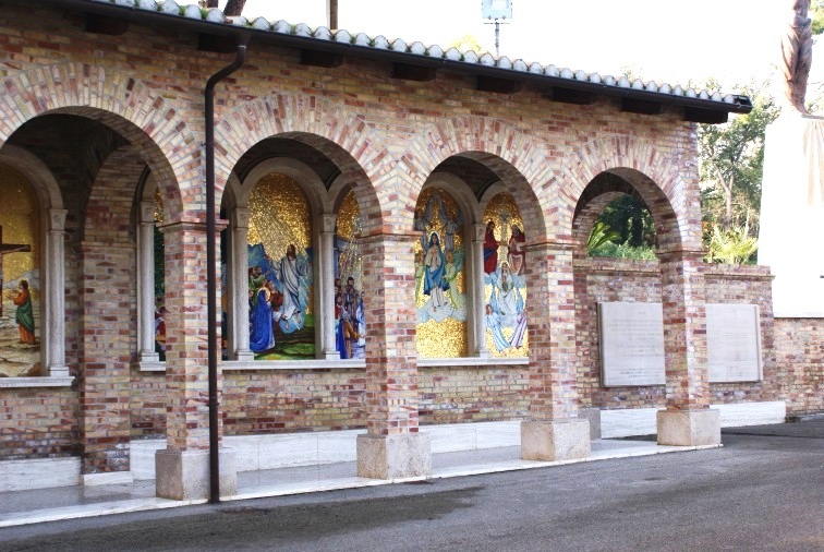 I mosaici del "Portico del Rosario" presso il Santuario della Madonna dello Splendore a Giulianova (Te)