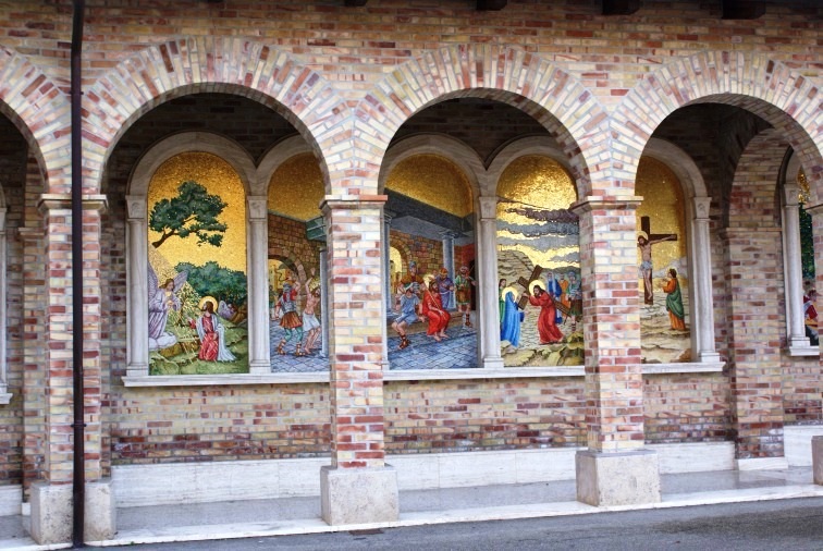 I mosaici del "Portico del Rosario" presso il Santuario della Madonna dello Splendore a Giulianova (Te)