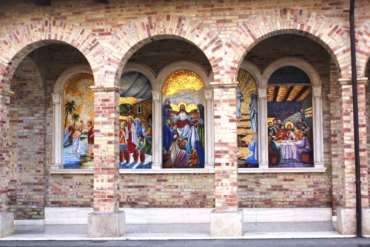 I mosaici del "Portico del Rosario" presso il Santuario della Madonna dello Splendore a Giulianova (Te)