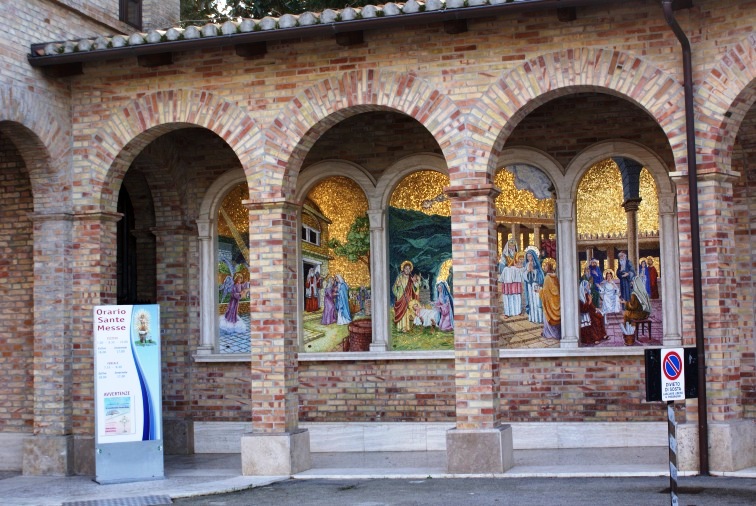 I mosaici del "Portico del Rosario" presso il Santuario della Madonna dello Splendore a Giulianova (Te)