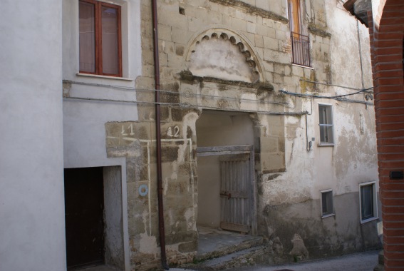 Abetemozzo (Teramo): motivi ornamentali su portale antico