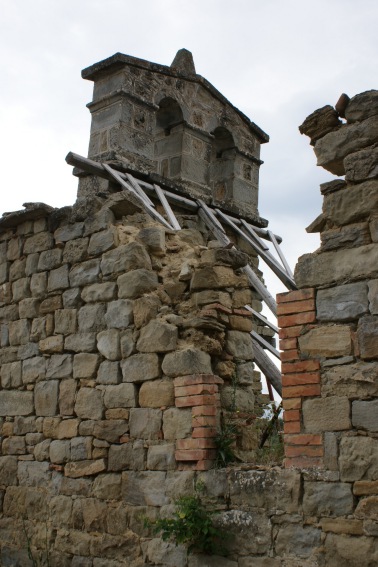 Altovia di Cortino (Te): i ruderi della Chiesa di S. Egidio della Rocca