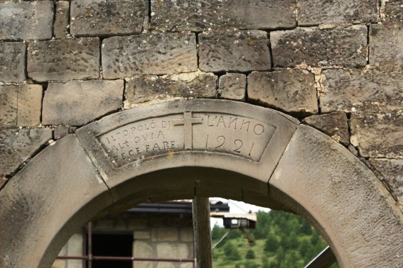 Altovia di Cortino (Te): iscrizione sul portale della Chiesa