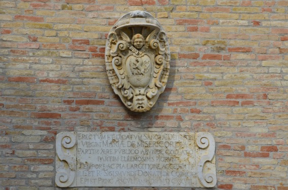 Chiesa della Madonna della Misericordia ad Ancarano (Te): stemma e lapide