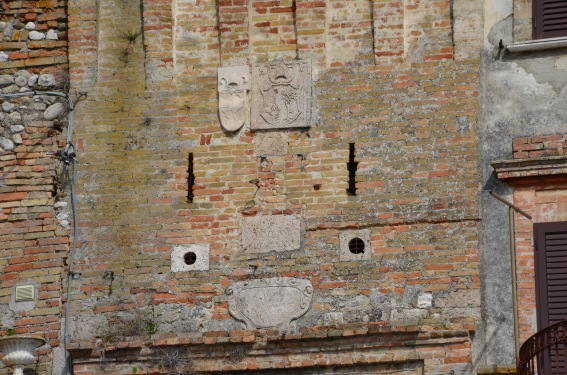 Ancarano (Te): stemmi sulla fortificazione della Porta da Monte