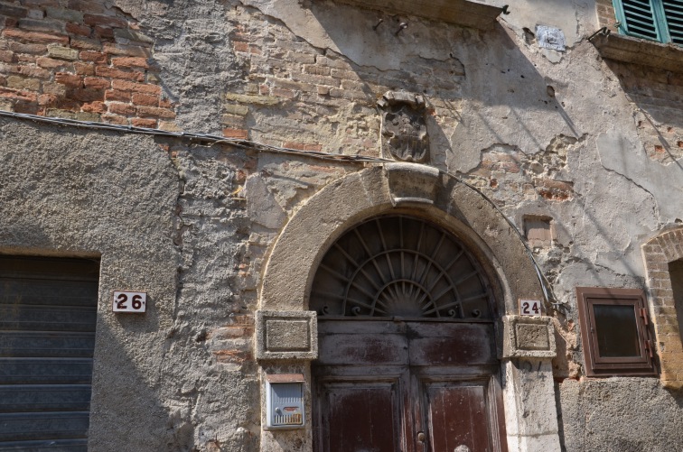 Portale  e stemma gentilizio ad Ancarano (Te)