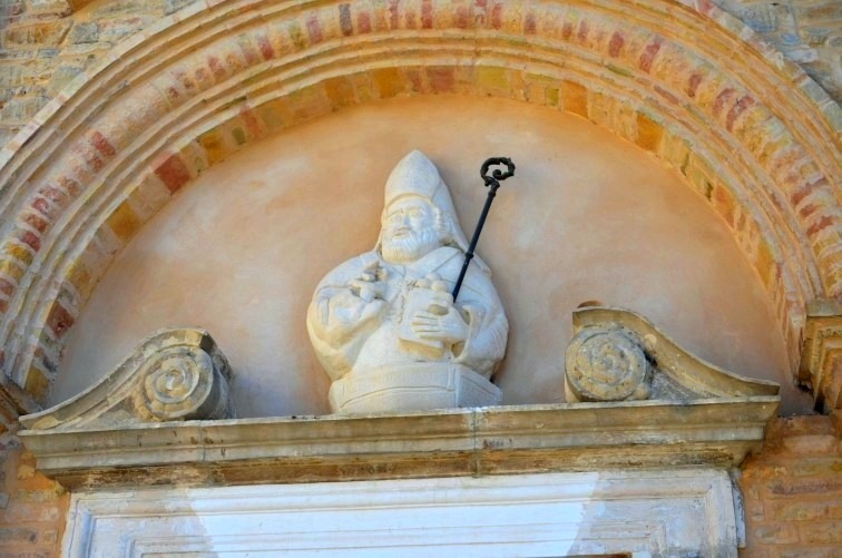Busto di S.Nicola Sulla facciata della Chiesa di S.Vittoria ad Arsita (Te)