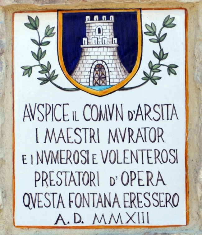 Mattonella in maiolica presso la Fonte alle porte del paese ad Arsita (Te)