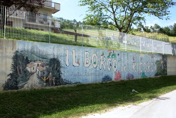 Murales ad Azzinano: il borgo dei ricordi