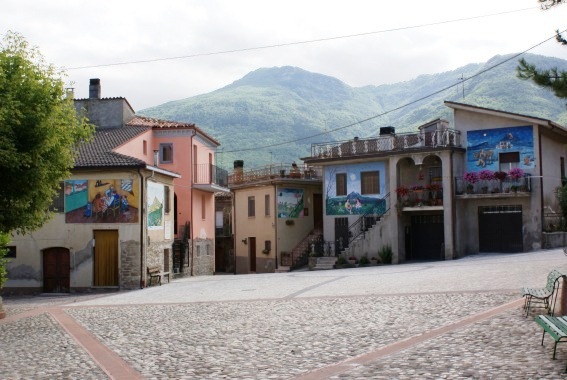 Murales ad Azzinano: il borgo dei ricordi