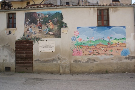 I murales di Azzinano: I giochi dell'infanzia