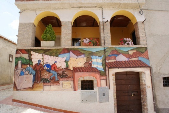 I murales di Azzinano: I giochi dell'infanzia