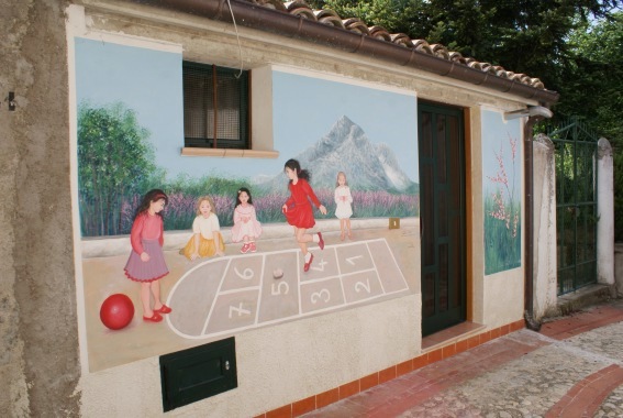 I murales di Azzinano: I giochi dell'infanzia