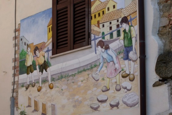 I murales di Azzinano: I giochi dell'infanzia