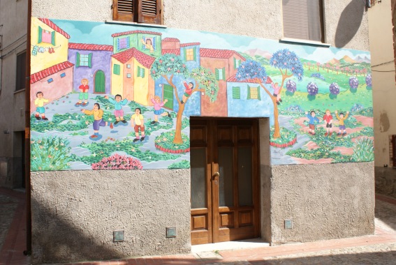 I murales di Azzinano: I giochi dell'infanzia