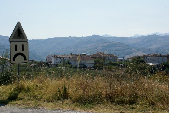 Bascianella di Colledara (Te): panorama ed un curioso cartello