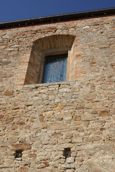 Chiesa di S.Maria a Porto Lungo a Santa Maria di Basciano (Te): finestra strombata