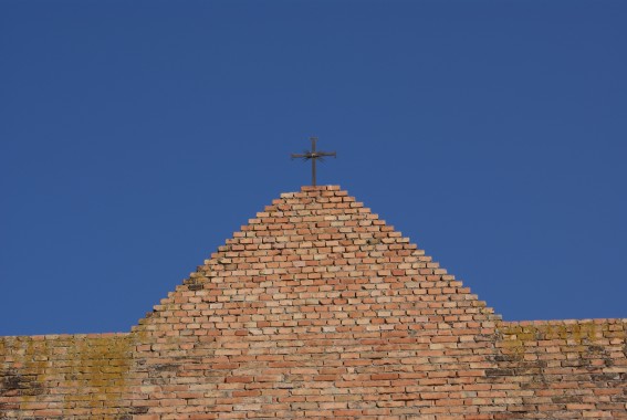 Chiesa di S.Maria a Porto Lungo a Santa Maria di Basciano (Te): sommit con croce