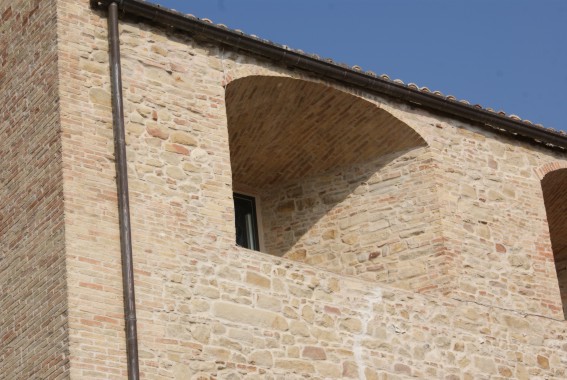 Chiesa di S.Flaviano a Basciano (Te): finestra strombata