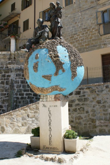 Basto di Valle Castellana (Te): Monumento al Lavoratore Emigrato