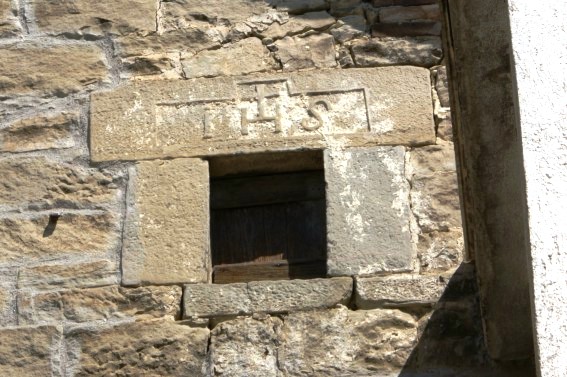 Basto di Valle Castellana (Te): architrave con monogramma dei Gesuiti
