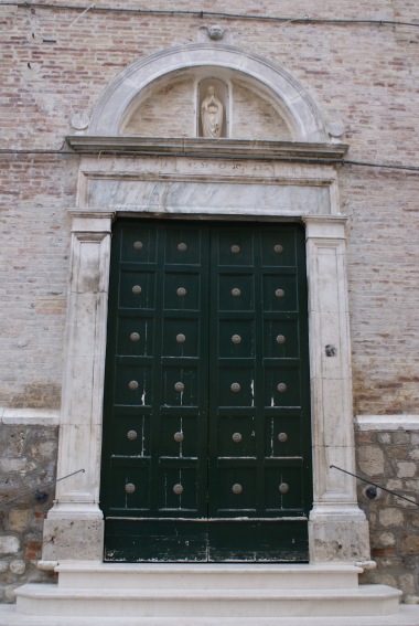 Chiesa di Santa Croce a Bellante (Te): portale cinquecentesco