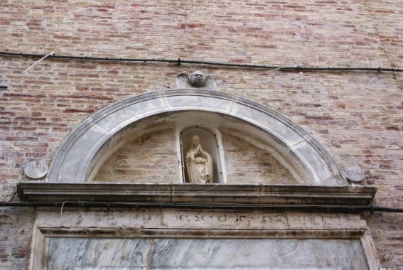 Chiesa di Santa Croce a Bellante (Te): lunetta del portale cinquecentesco
