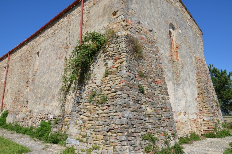 Chiesa di S.Pietro a Bisenti (Te): muro a scarpa