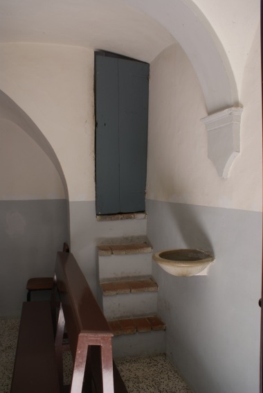Chiesa di S.Giovanni a Borgonovo (Te): acquasantiera e porta d'accesso al chorum