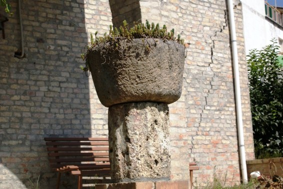 Chiesa di S.Maria delle Grazie a Borrano di Civitella del Tronto (Te): rocchi di colonne rinvenute nei pressi e, sullo sfondo, i danni causati dal terremoto del 2009