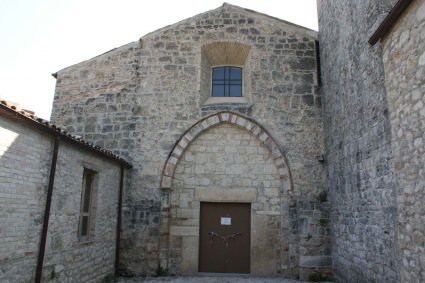 S. Pietro a Campovalano di Campli: l'ingresso della chiesa