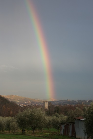 Arcobaleno sulla Chiesa di S. Pietro a Campovalano la vigilia di Natale 2010