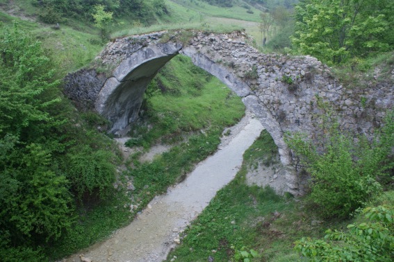 Cannavine di Valle Castellana (Te): antico ponte sul ruscello