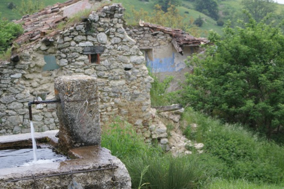 Cannavine di Valle Castellana (Te): abbeveratoio con ruderi