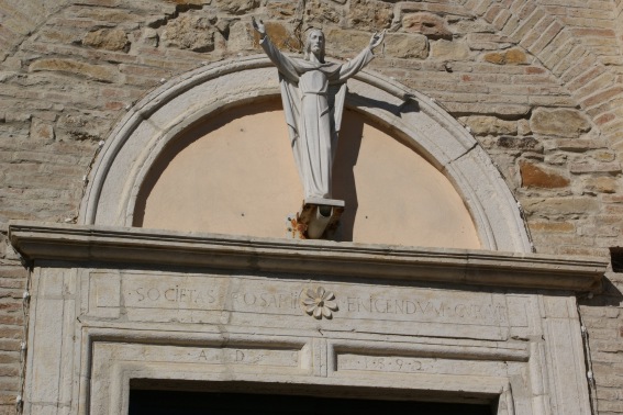 Chiesa della Madonna dell'Alno a Canzano: iscrizione sul portale