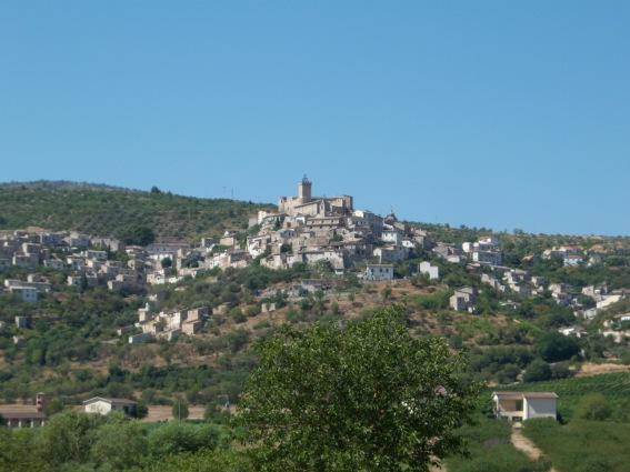 Capestrano (Aq) dalla sua posizione dominante la vallata.