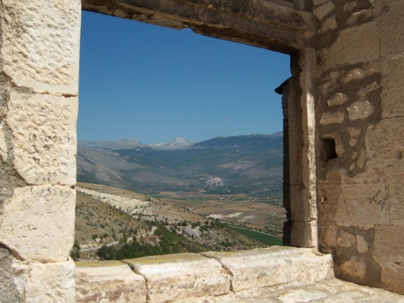 Castello Piccolomini a Capestrano (Aq): scorcio sulla vallata