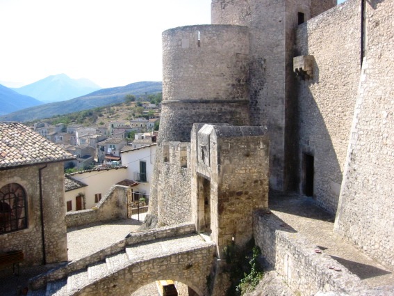 Il Castello Piccolomini a Capestrano (Aq)