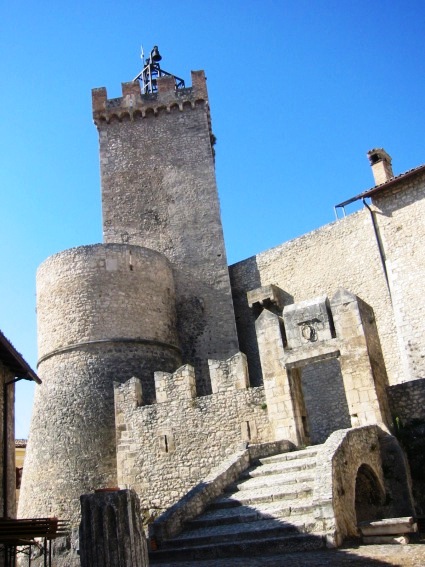 Il Castello Piccolomini a Capestrano (Aq)